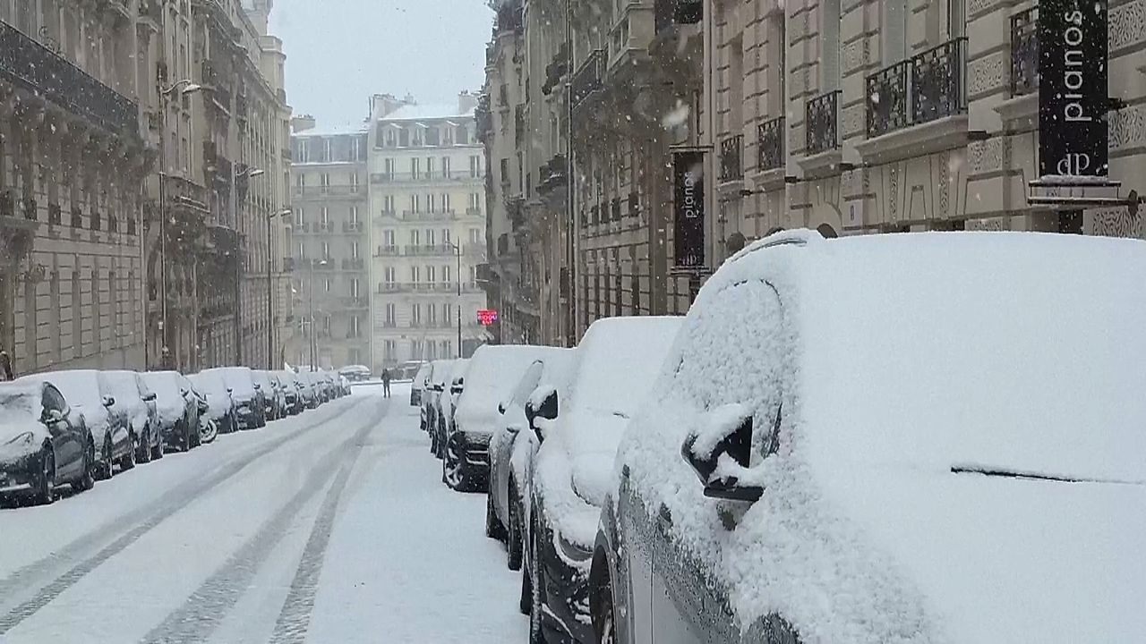 Video: Schnee und Eis legen Verkehr lahm: Massive Störungen in den Niederlanden und Paris