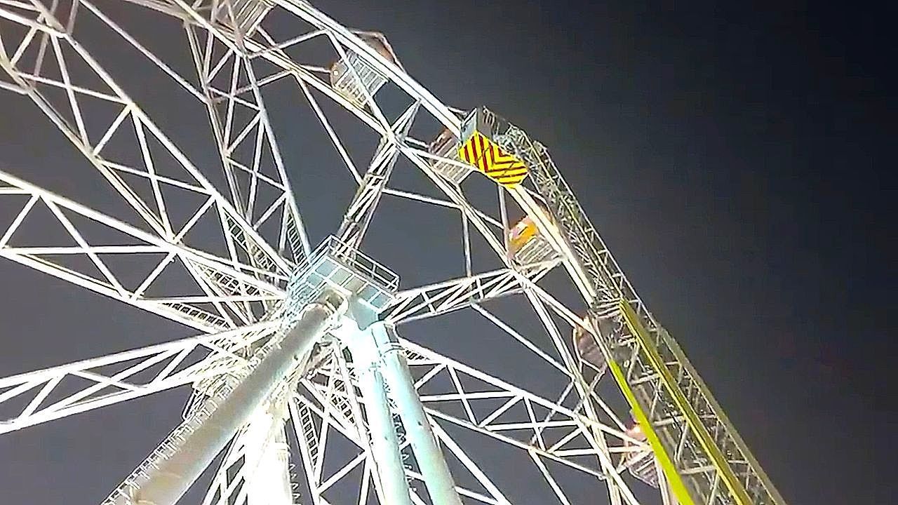 Fairgoers-rescued-after-Ferris-wheel-breaks-down-in-Spain