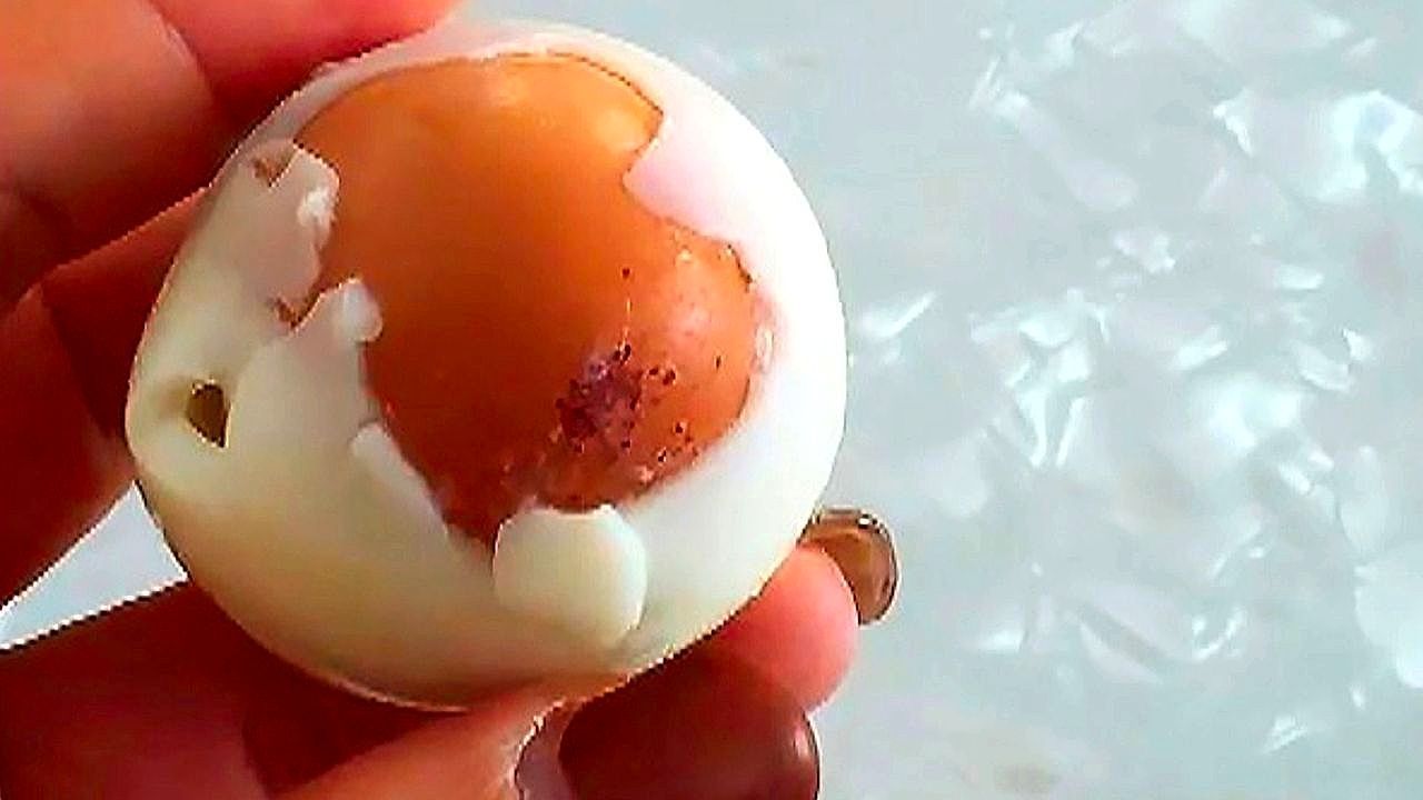 Video: Woman finds an unexpected surprise inside boiled egg