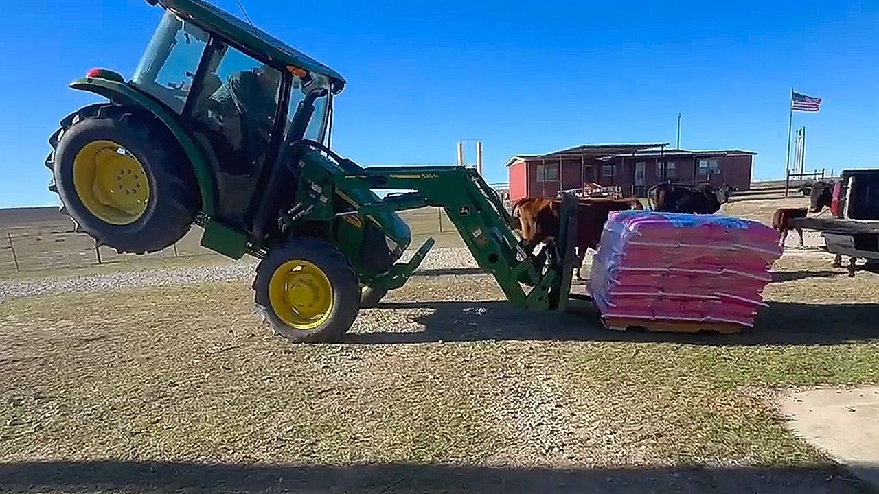 Video: Traktor hebt beim Abladen plötzlich ab – dann geht alles daneben