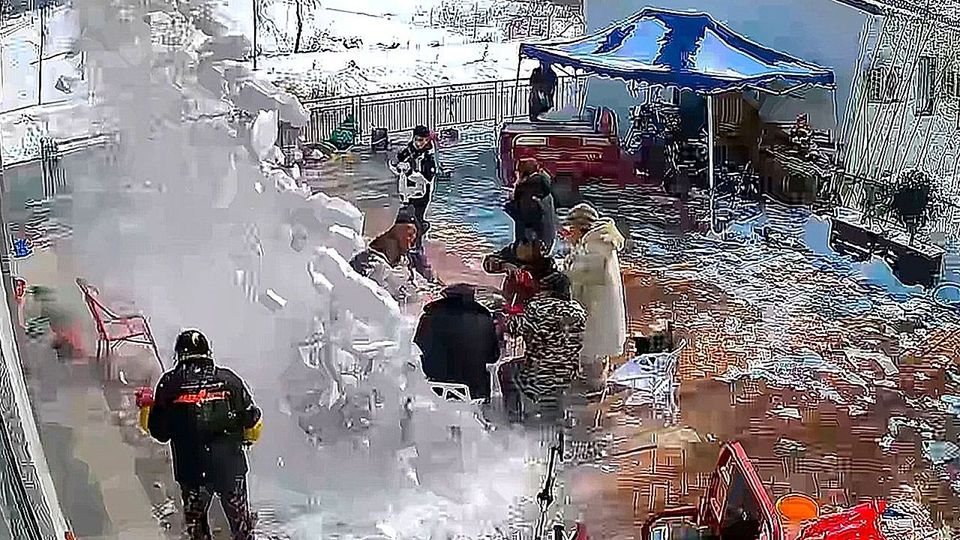 Dachlawine beim Essen: Familie wird vom Schnee verschüttet