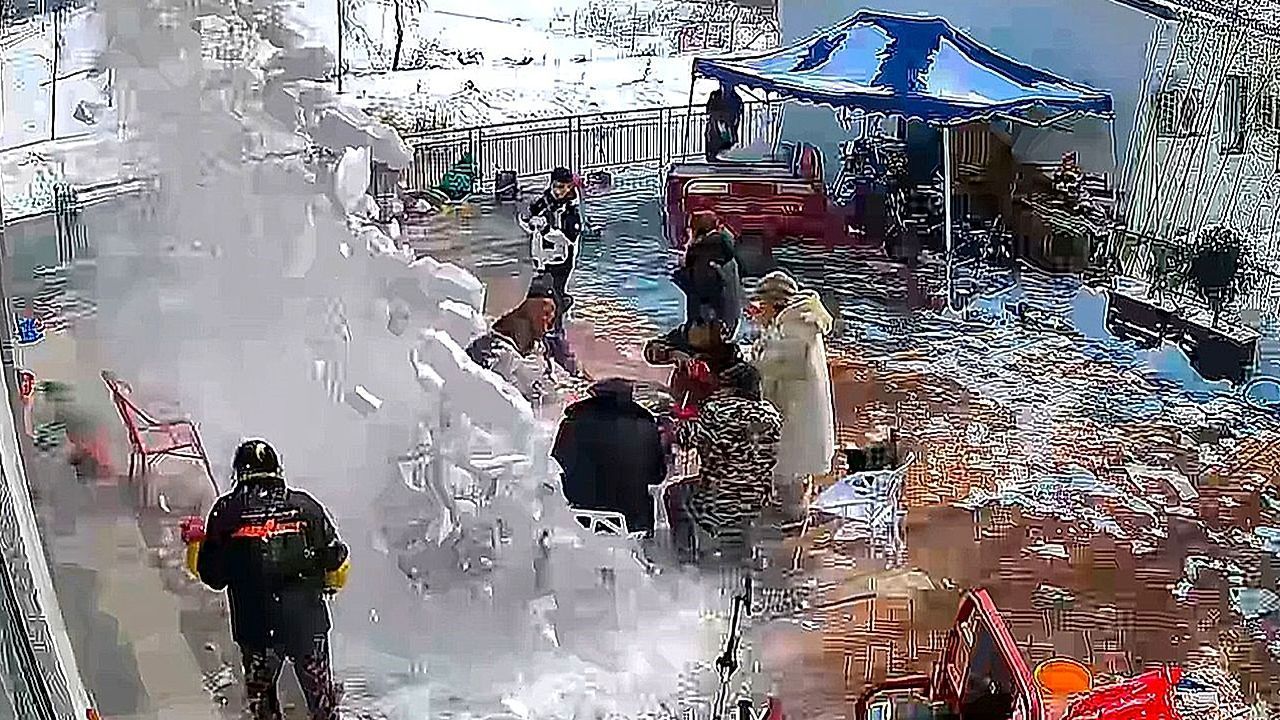 Dachlawine-beim-Essen-Familie-wird-vom-Schnee-versch-ttet