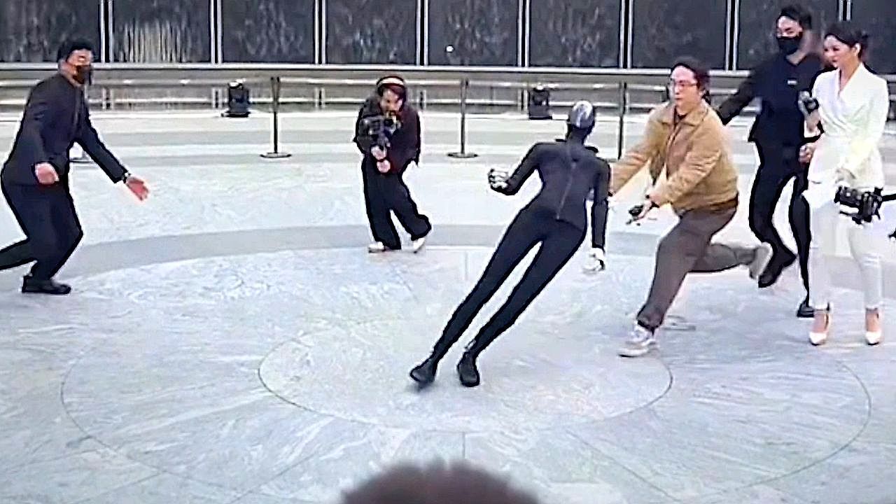 Video: Gleichgewicht verloren: Roboter gerät bei Debüt ins Wanken