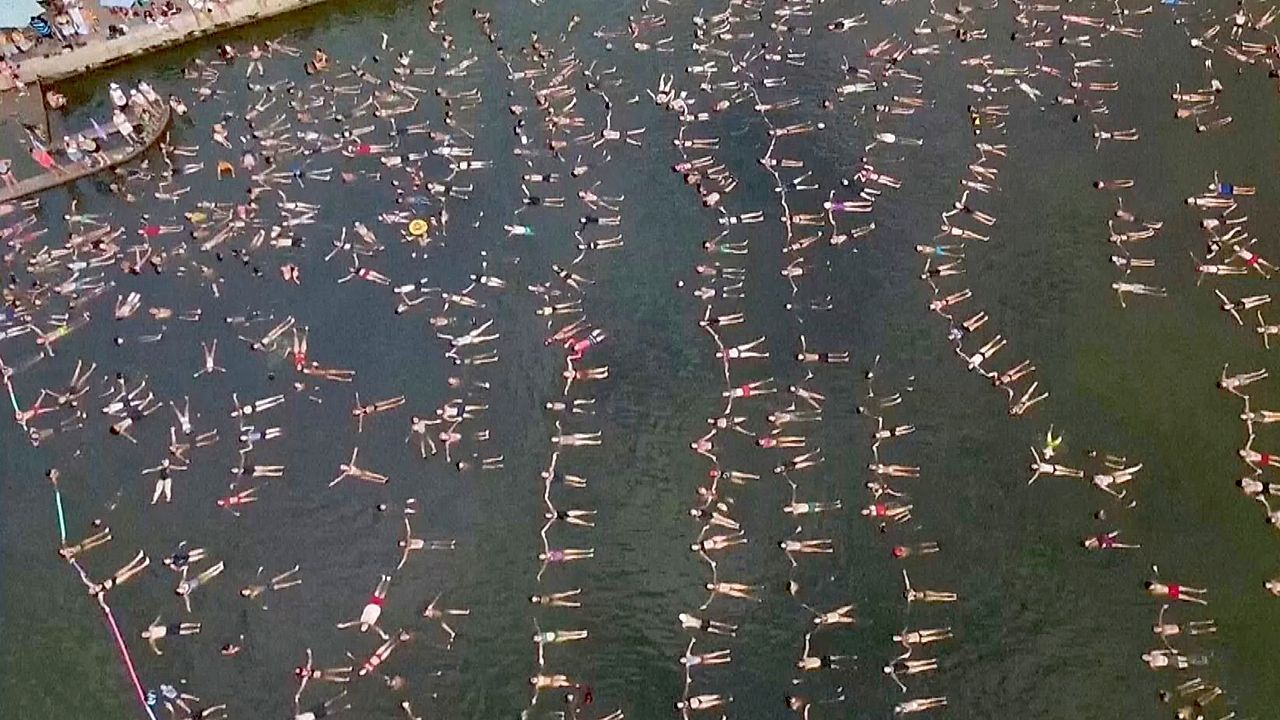 Video: Riesige Menschenkette: Knapp 2.000 Schwimmer wagen Guinness-Rekordversuch
