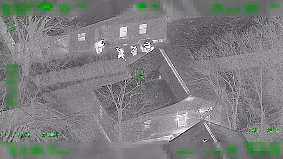 Wärmebildkamera entlarvt 26-Jährigen: Flucht vor der Polizei endet in Mülltonne