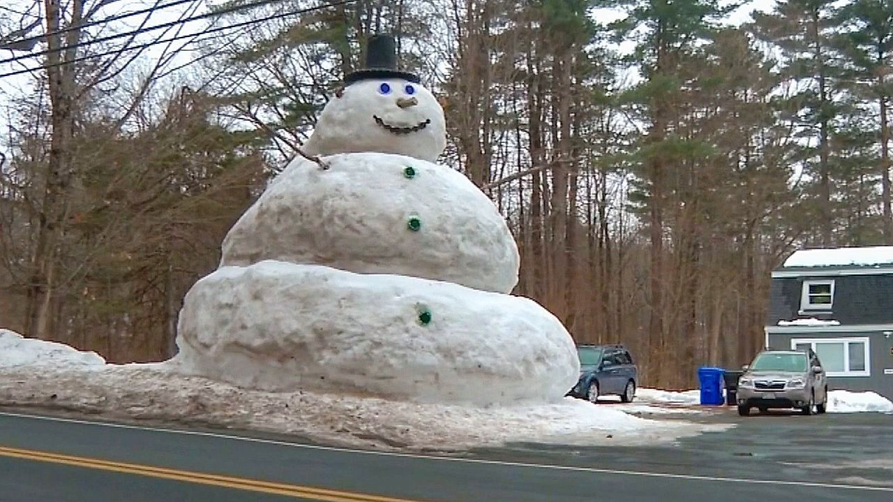 Video: Sechs-Meter-Gigant: Schneemann „Parker“ ist Attraktion in Massachusetts