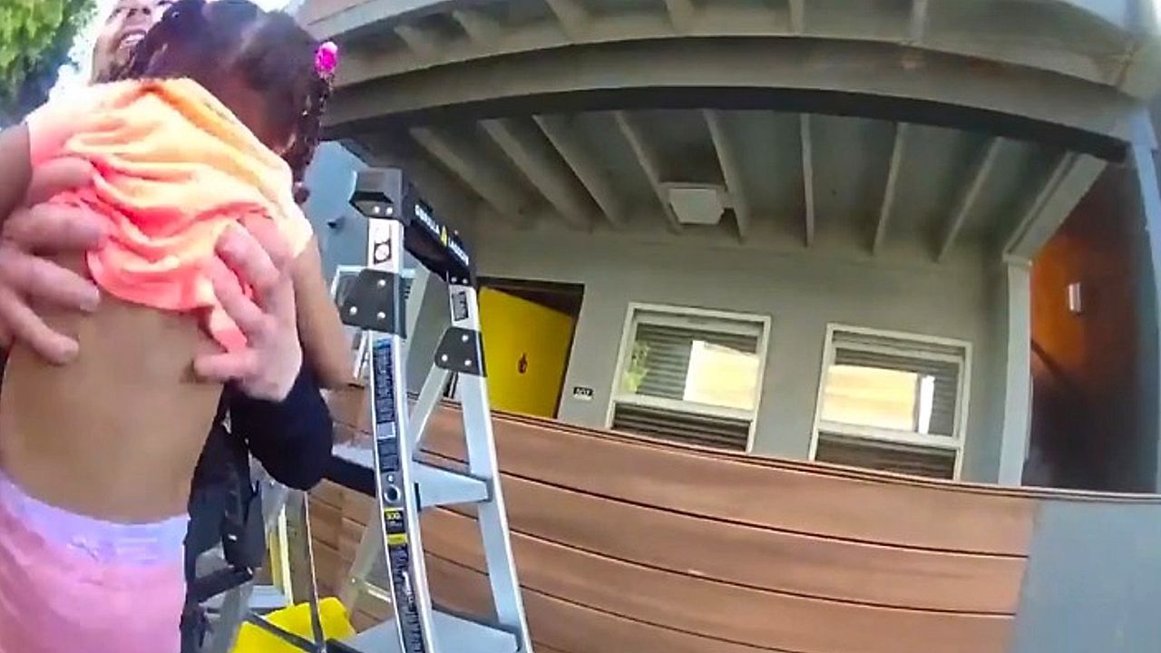 Video: Dramatische Rettung: Polizisten fangen kleines Mädchen und Hund bei Wohnungsbrand auf