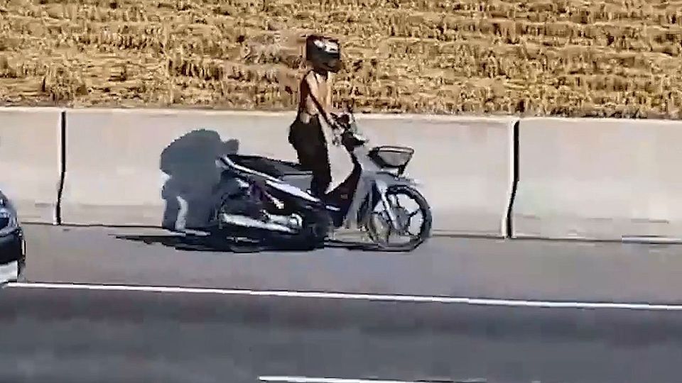 Auf frischer Tat ertappt: Tollpatschiger Dieb schiebt gestohlenes Motorrad über Autobahn