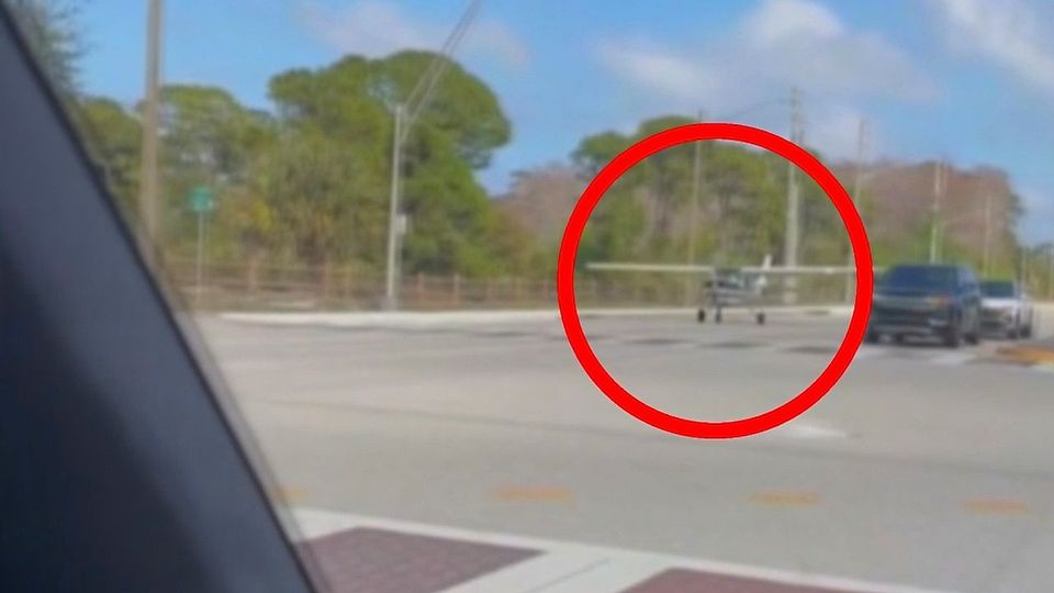 Bizarres Anblick: Kleinflugzeug landet in Florida mitten im Verkehr