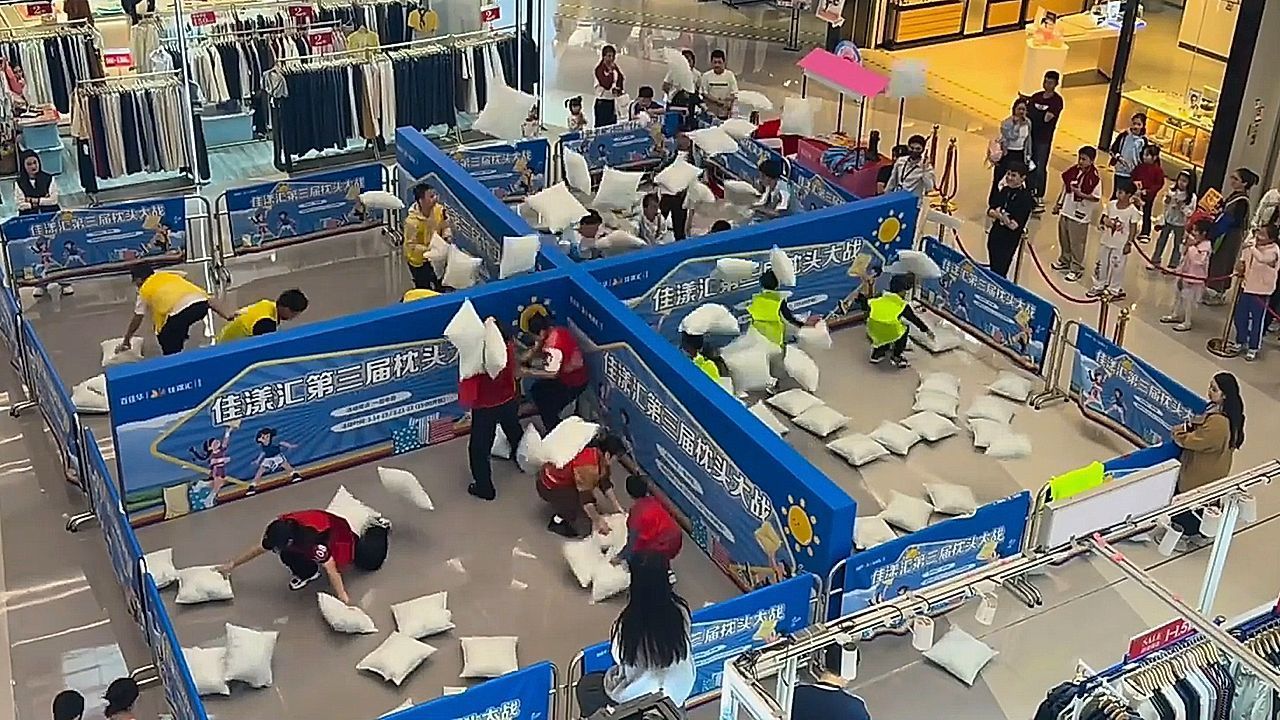 Video: Stress weg: Chaotische Kissenschlacht begeistert Massen in China