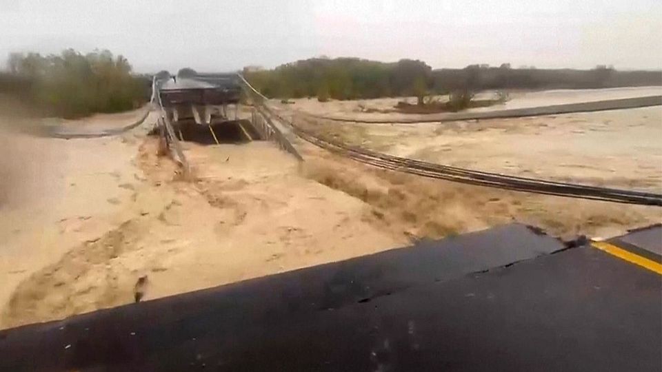 Brücke bricht unter Fluten zusammen: Wetterchaos in Italien