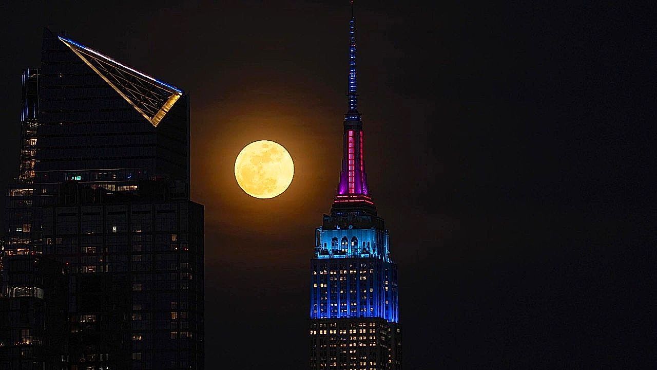 Video: Spectacular! The "Pink Moon" illuminates the Empire State building in New York
