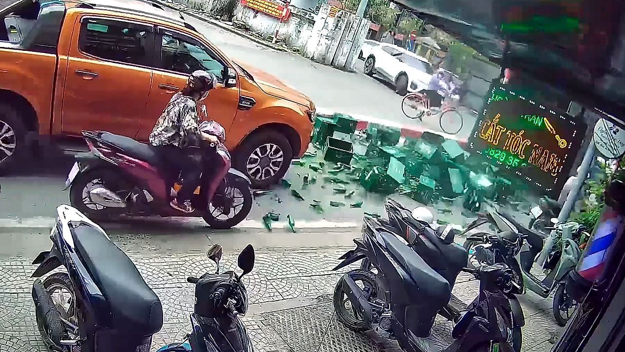 Video: Bier pflastert die Straße: Lkw-Fahrer vergisst Verriegelung und hat den Salat