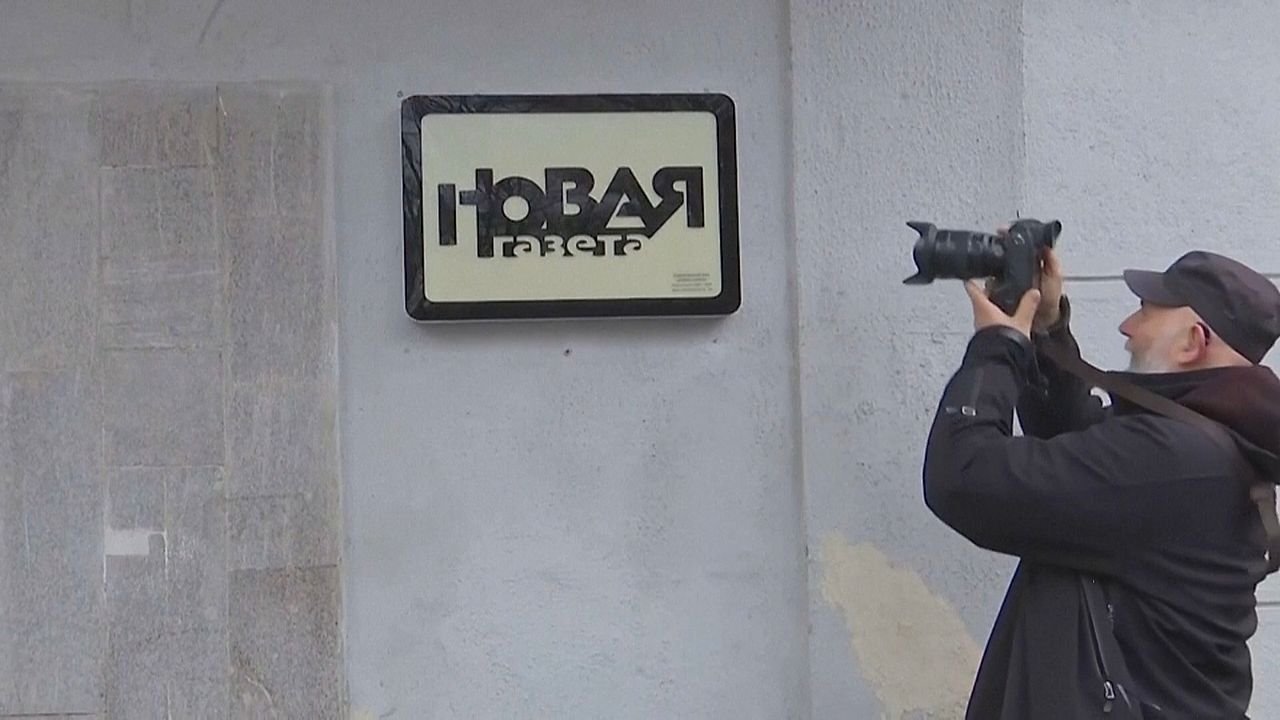 Video: Razzia bei „Nowaja Gaseta“: Russische Polizei geht gegen kritisches Medium vor