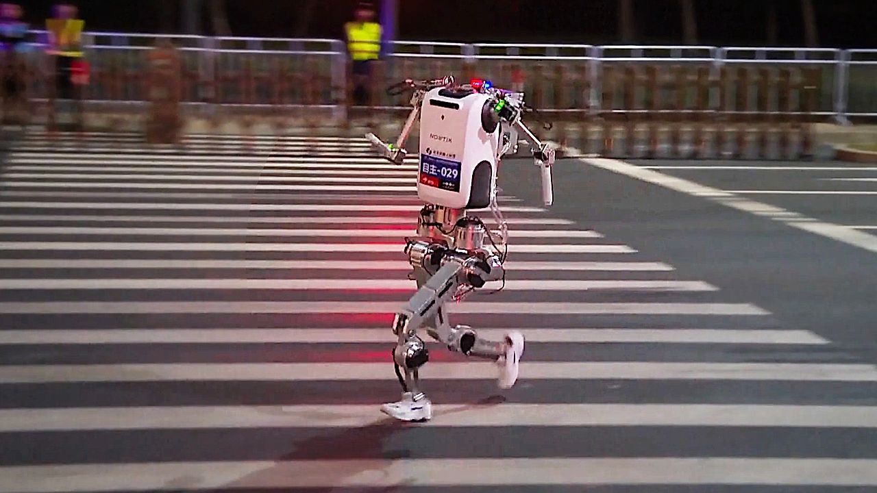 Video: Testlauf vor dem großen Rennen: Roboter bereiten sich auf Halbmarathon vor