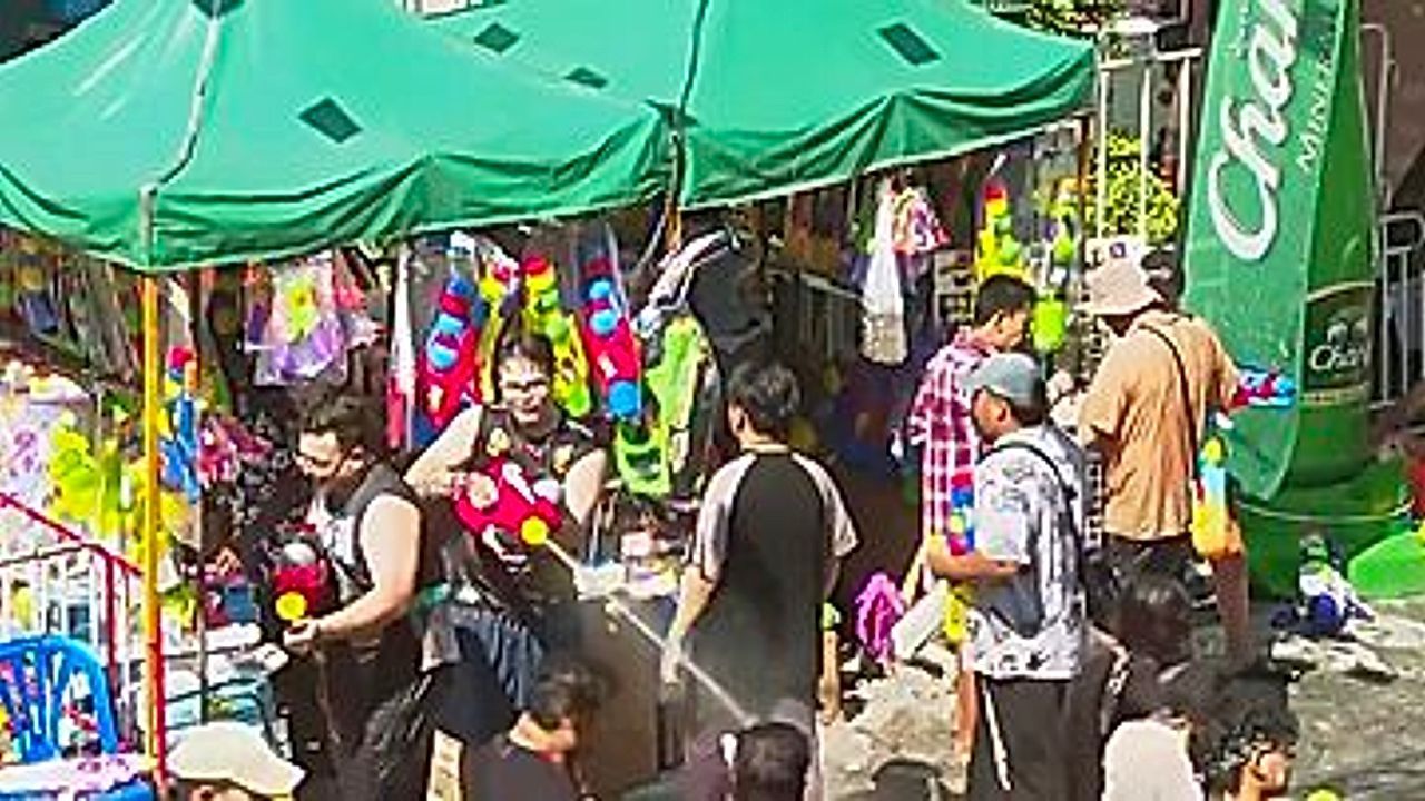 Video: Größte Wasserschlacht der Welt: Thailand feiert das Neujahrsfest Songkran
