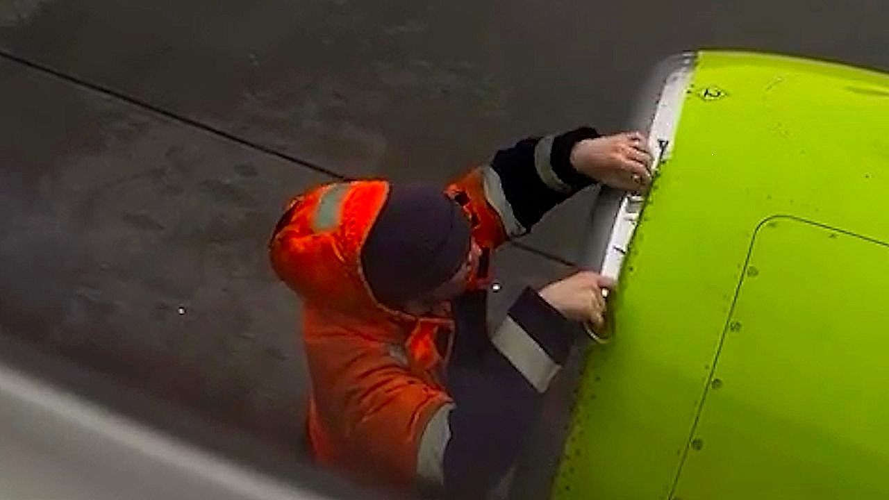 Video: Beunruhigender Anblick im Flieger: Techniker repariert Triebwerk mit Klebeband