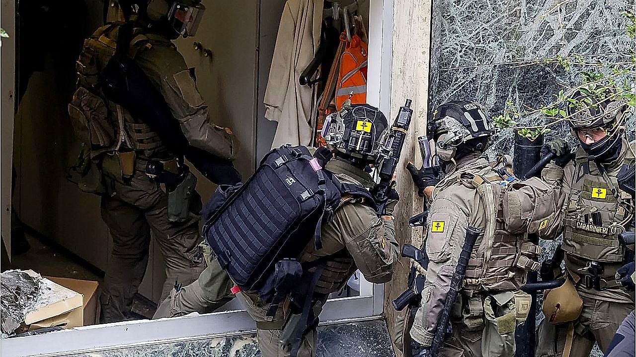 Video: Escape Through the Sewers! Thieves Take 25 Hostages at a Bank in Naples, Italy