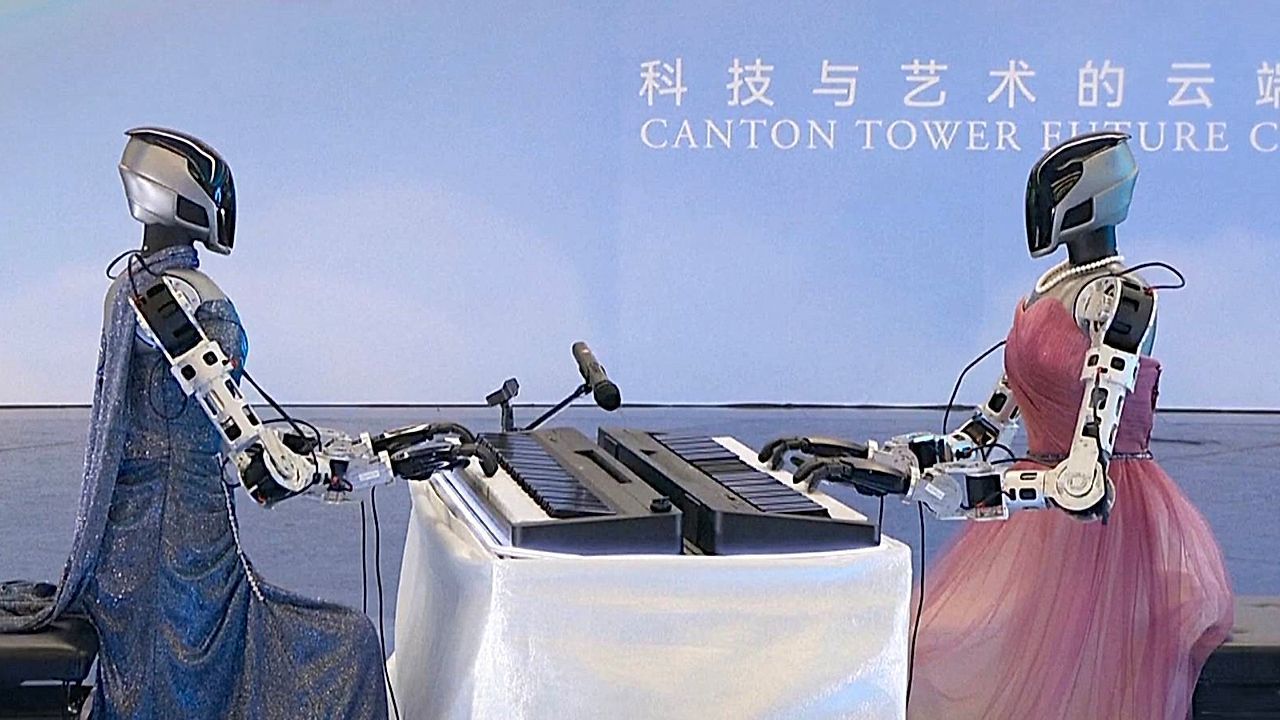 Video: Maschinen musizieren: Humanoide Roboter treten mit Streicherinnen auf