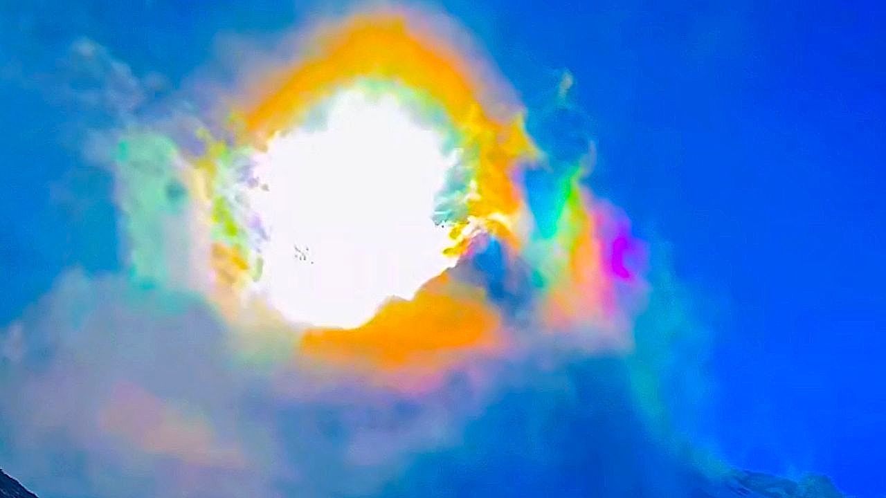 Video: Rare seven-colored lights captured over Yulong Snow Mountain in China