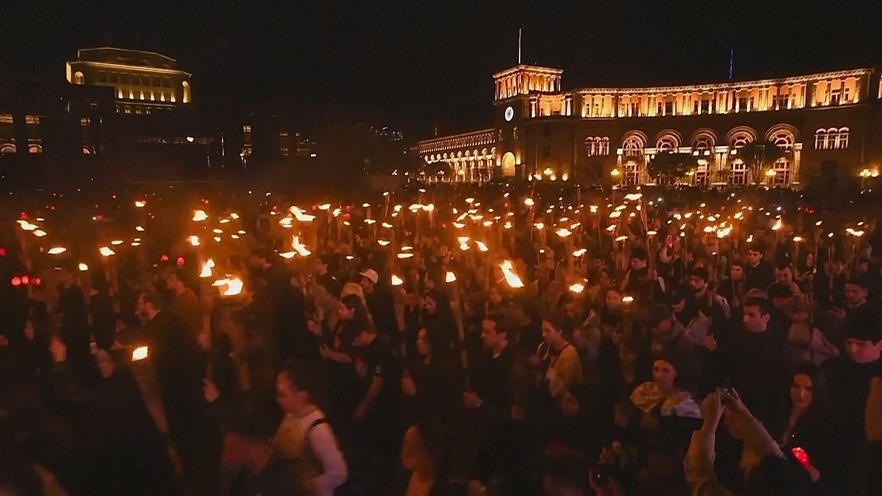 Video: Tausende gedenken in Eriwan dem Armenischen Völkermord – 111 Jahre nach der Tragödie