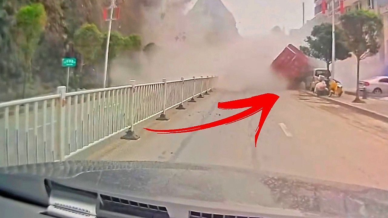 Video: Riesige Felsen krachen herunter: Erdrutsch trifft geparkte Fahrzeuge mit voller Wucht