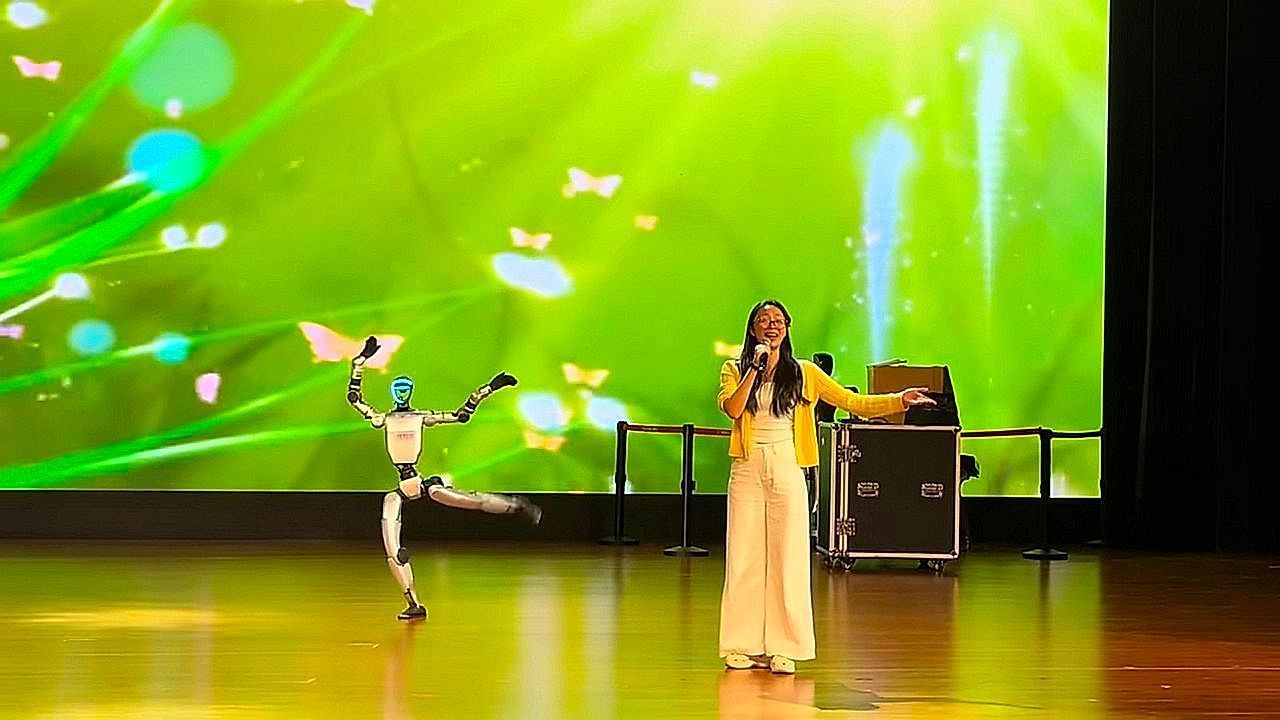 Video: Stage performance takes unexpected turn with robotic partner