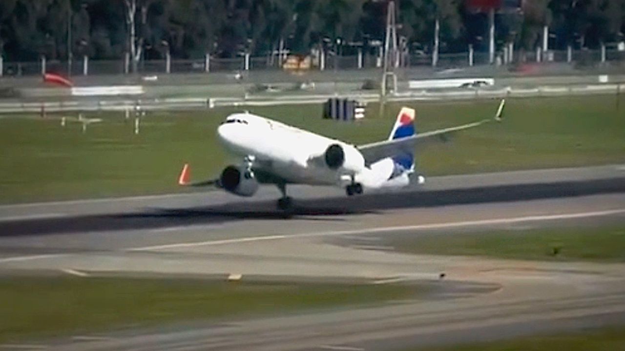 Video: Zu riskant: Pilot bricht Landung in Buenos Aires bei heftigem Seitenwind ab
