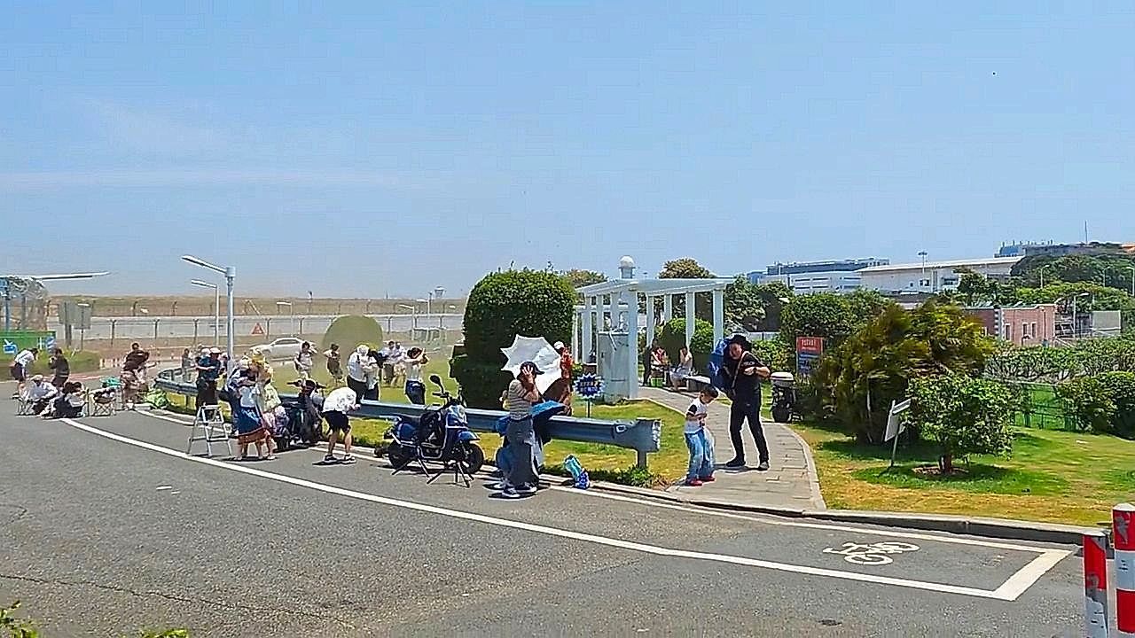 Video: Zu viel Druck: Zuschauer am Flughafen werden von startendem Flugzeug überrascht