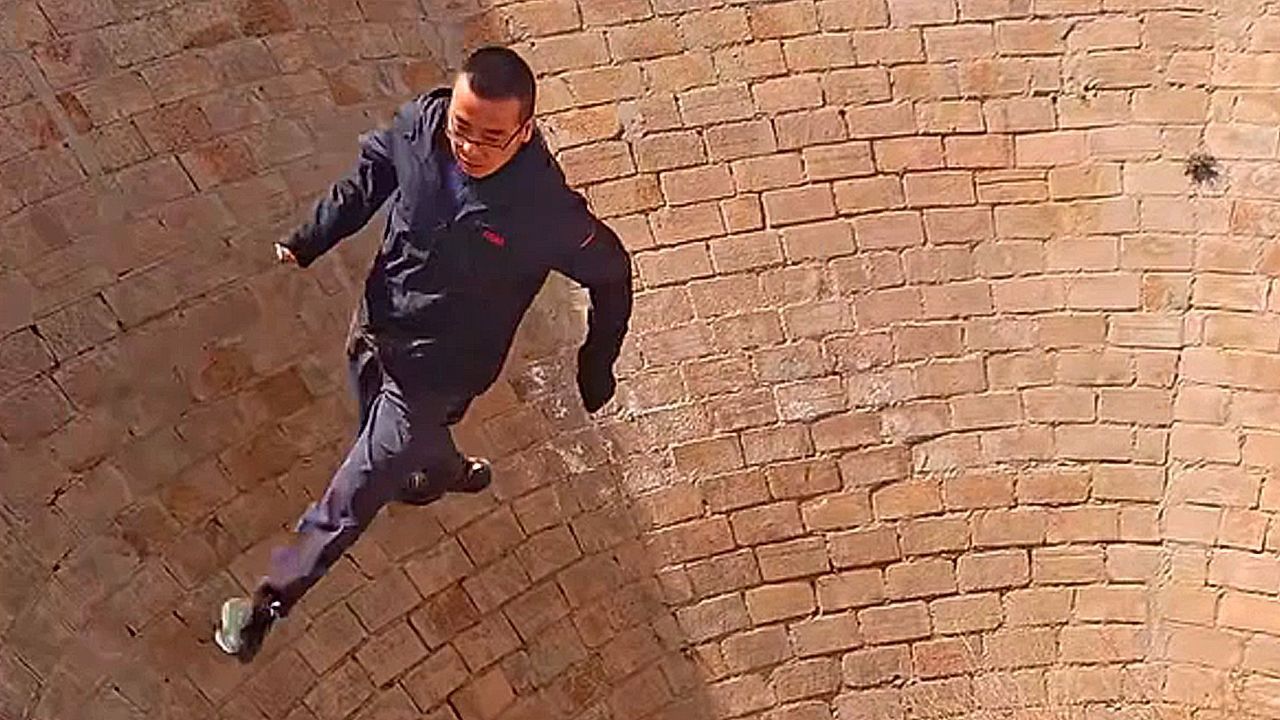 Video: Schwerkraft ausgetrickst: Mann erklimmt steile Grubenwand mit Wandlauf