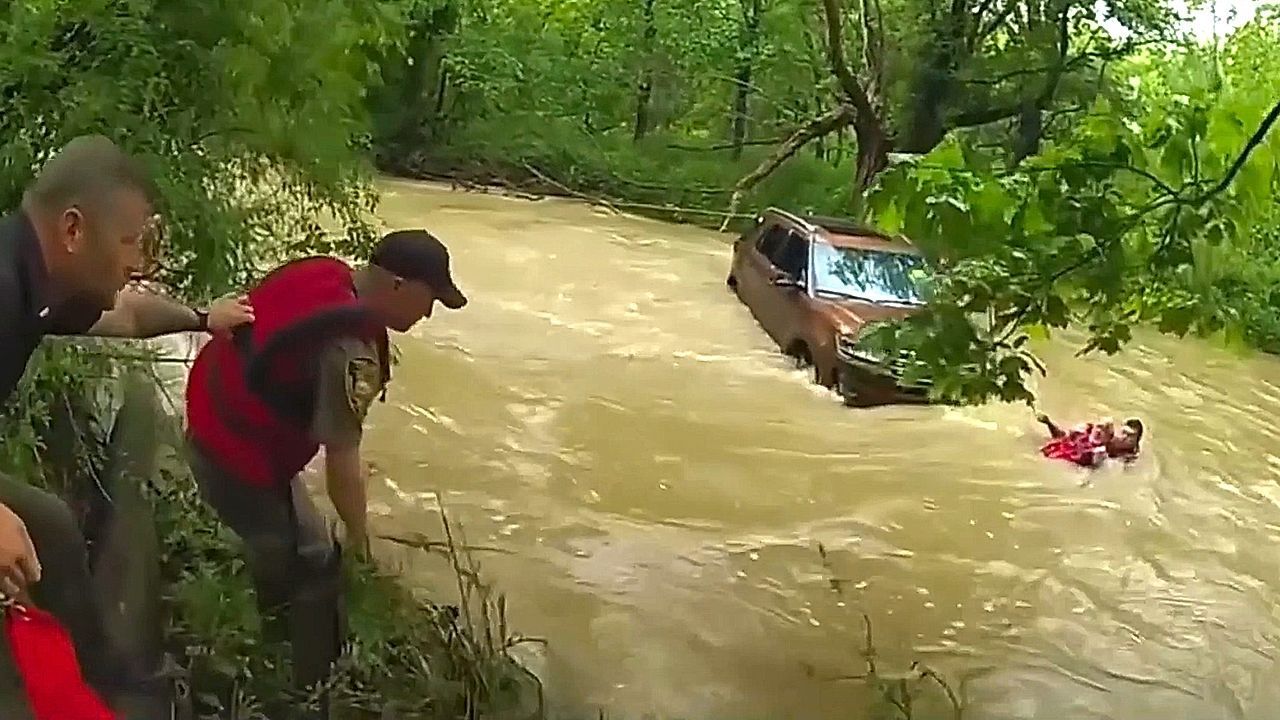 Video: Mitgerissen: Drei Autoinsassen aus Sturzflut in Indiana gerettet