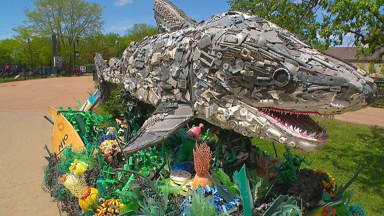 Video: Müll wird Kunst: Zoo in Minnesota zeigt beeindruckende Skulpturen aus Meeresabfall