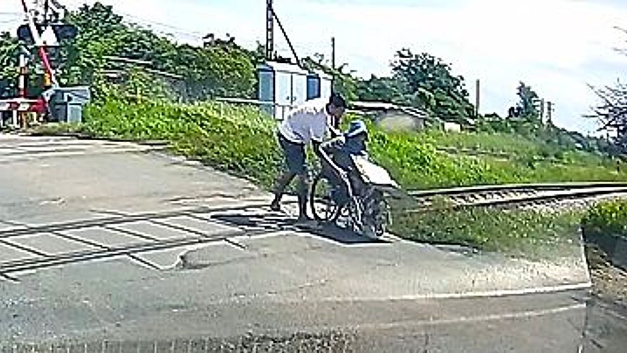 Video: Sekunden entscheiden: Fahrer rettet Rollstuhlfahrerin an Bahnübergang in Thailand