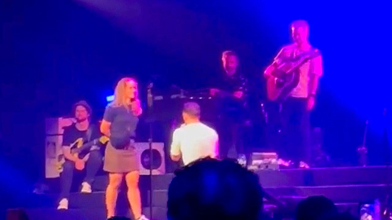 Video: Man proposes on stage in front of 6,000 fans and gets rejected on the spot