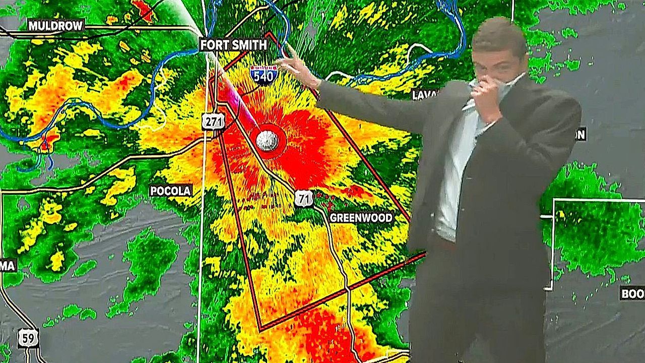 Video: Feuer im Studio: Meteorologe in Arkansas sendet trotz Rauch live weiter