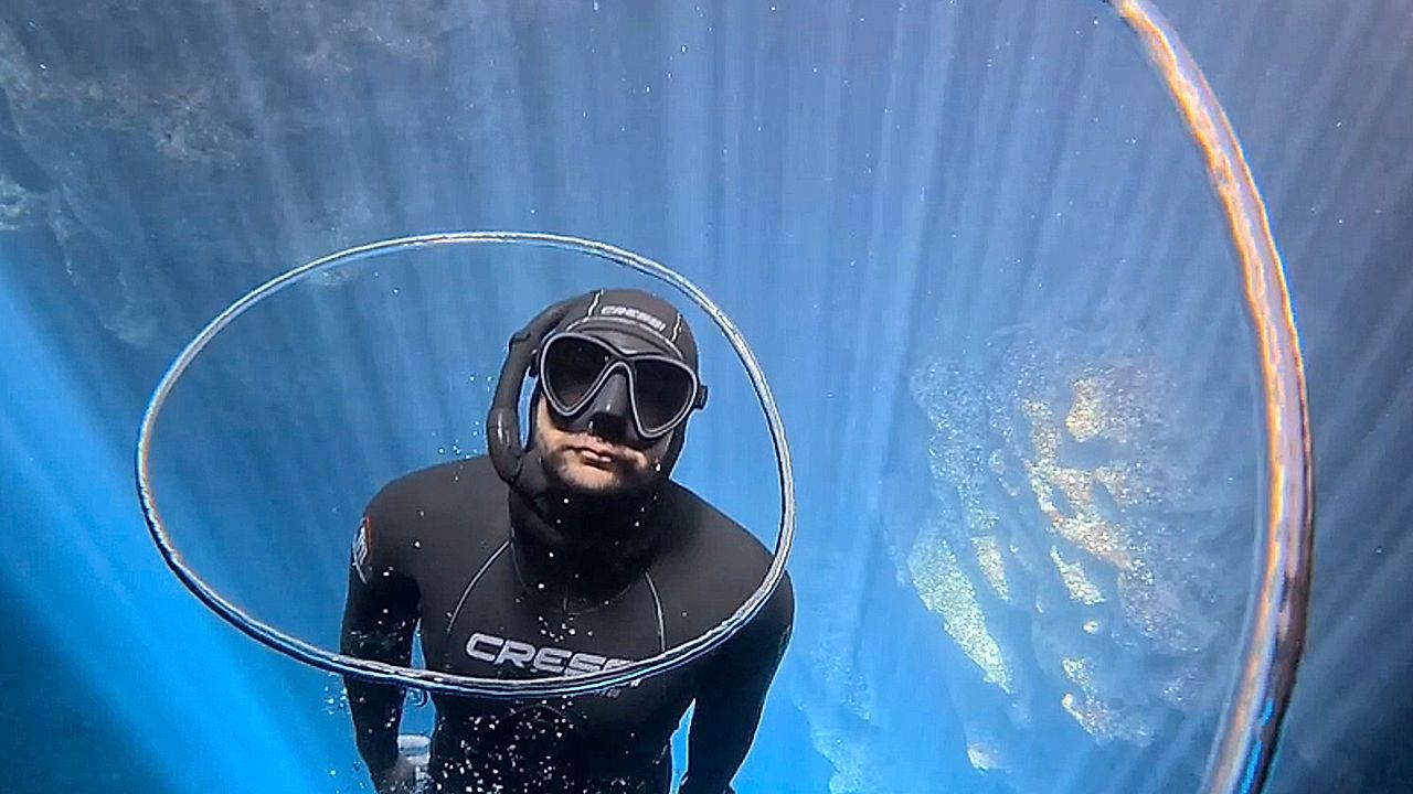 Video: Stille unter Wasser: Freitaucher schwimmt durch Luftringe