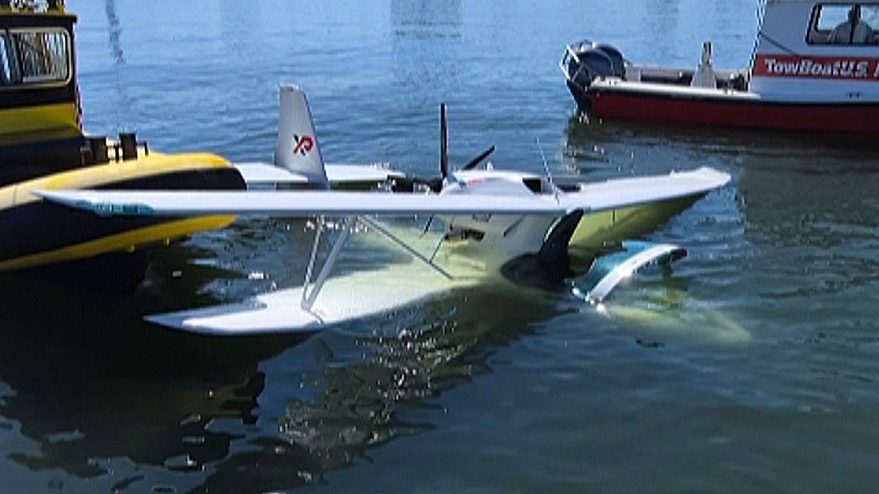 Video: Wasserflugzeug stürzt in New York ab – Insassen haben Glück