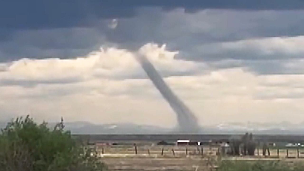 Video: Wirbel über Wyoming: Windhose schraubt sich über Big Piney in den Himmel