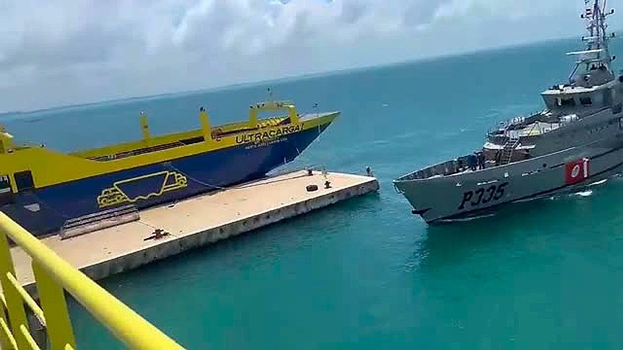 Patrouillenboot-au-er-Kontrolle-Mexikanisches-Marineschiff-kollidiert-mit-Frachter