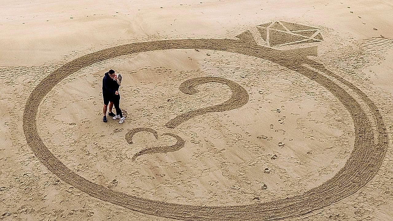 Riesenring-am-Strand-Engl-nder-macht-Freundin-Antrag-im-Morgengrauen