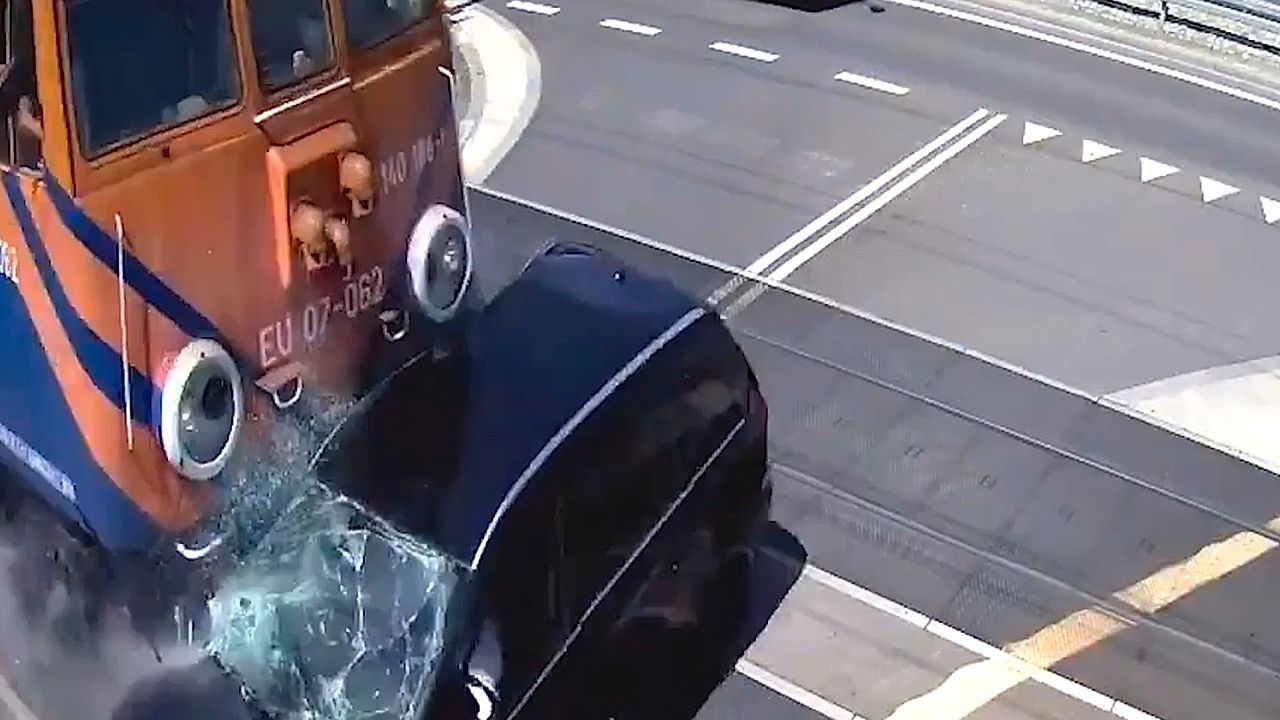 Video: Blinklicht ignoriert: Güterzug erfasst Auto auf Bahnübergang in Polen