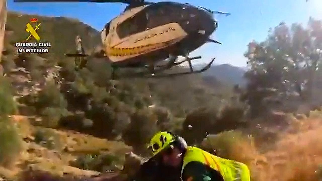 Video: Präzision am Abgrund: Hubschrauber rettet verletzten Gleitschirmflieger in Südspanien