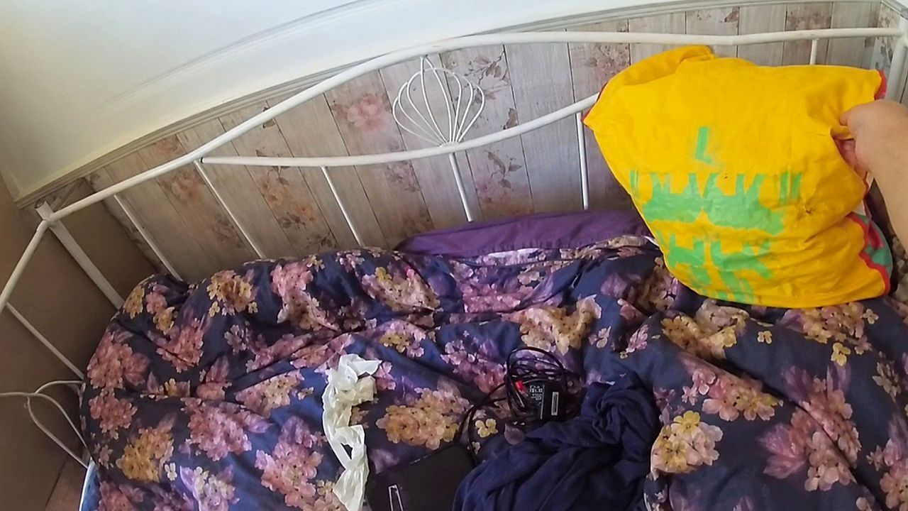 Video: Kopf unter Tüte versteckt: Beamter sucht Verdächtigen und erlebt dicke Überraschung