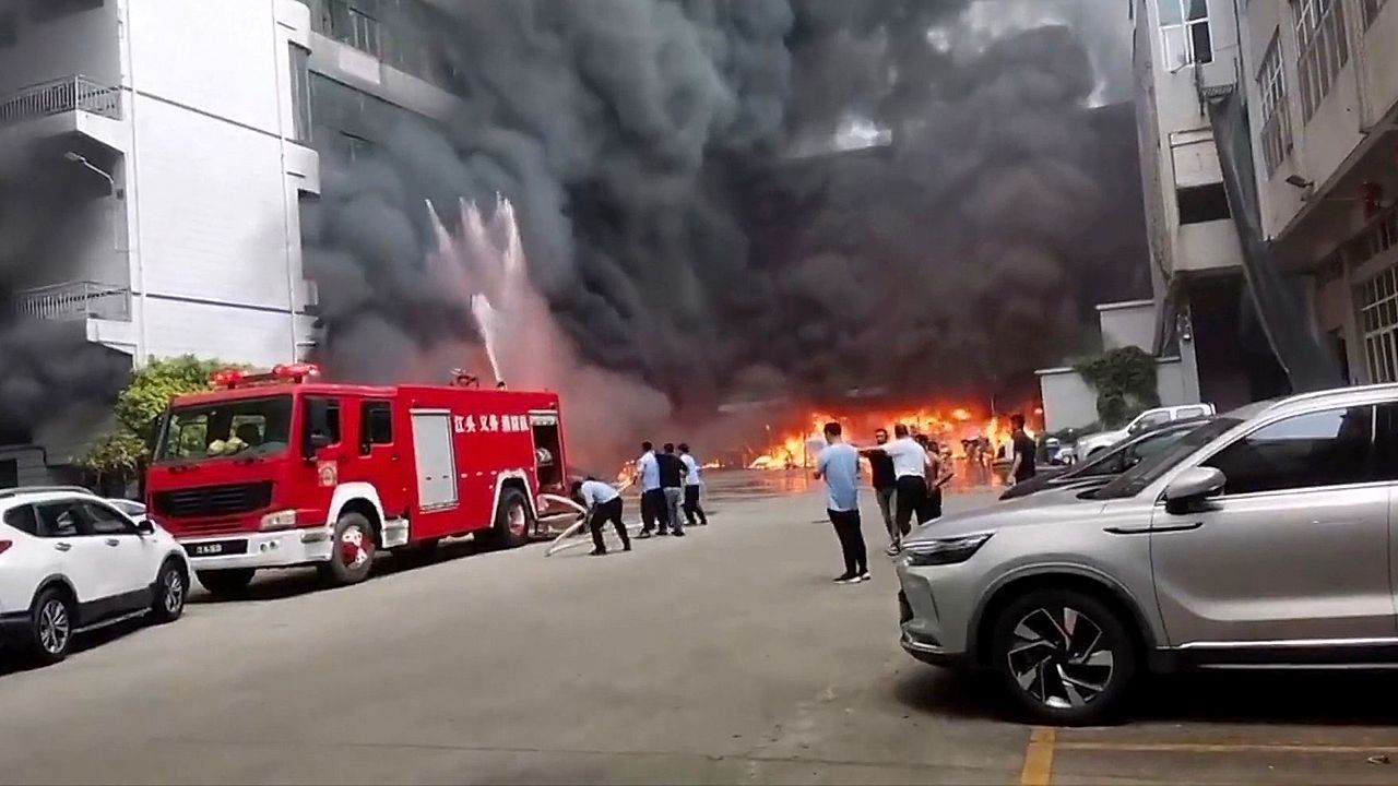 Video: Katastrophe in Schuhfabrik: Mindestens 28 Tote bei Großbrand in China