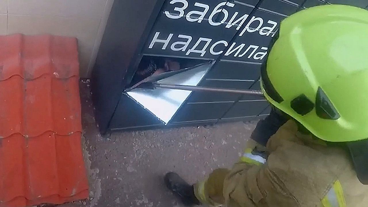 Eingeschlossen-in-Paketstation-Feuerwehr-rettet-15-J-hrige-in-der-Ukraine