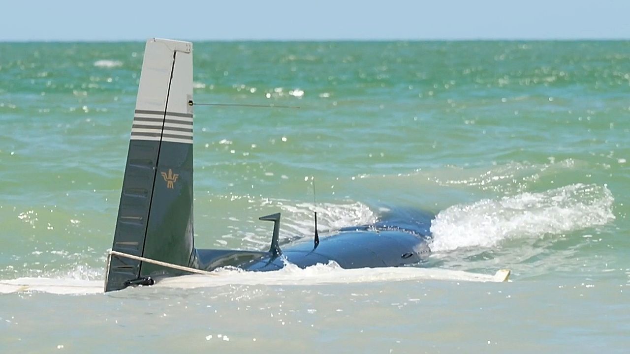 Video: Notlandung im Meer: Vater und Sohn steigen in Florida unverletzt aus Kleinflugzeug