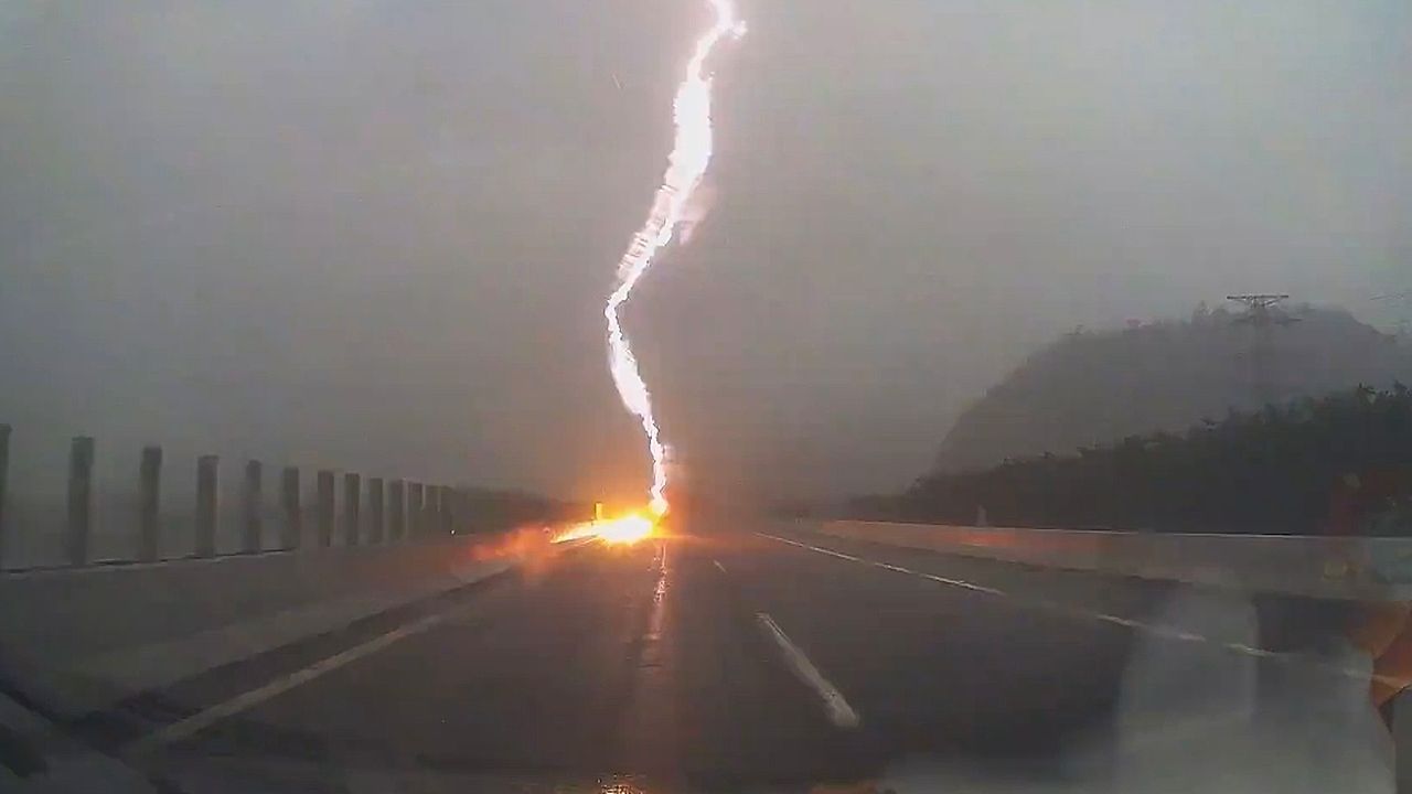Video: Einschlag auf der Autobahn: Auto in China wird von Blitz getroffen