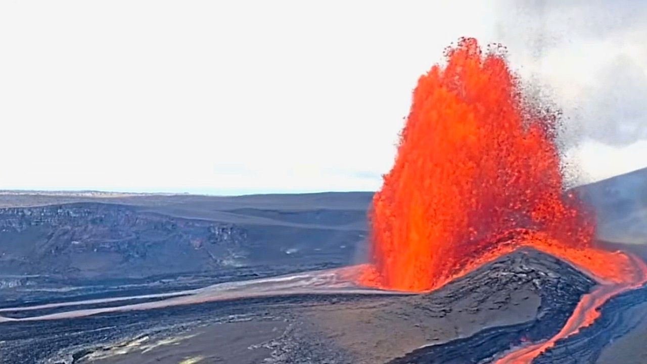 Video: Gewaltige Fontänen: Vulkan Kīlauea schleudert Lava knapp 300 Meter hoch in die Luft