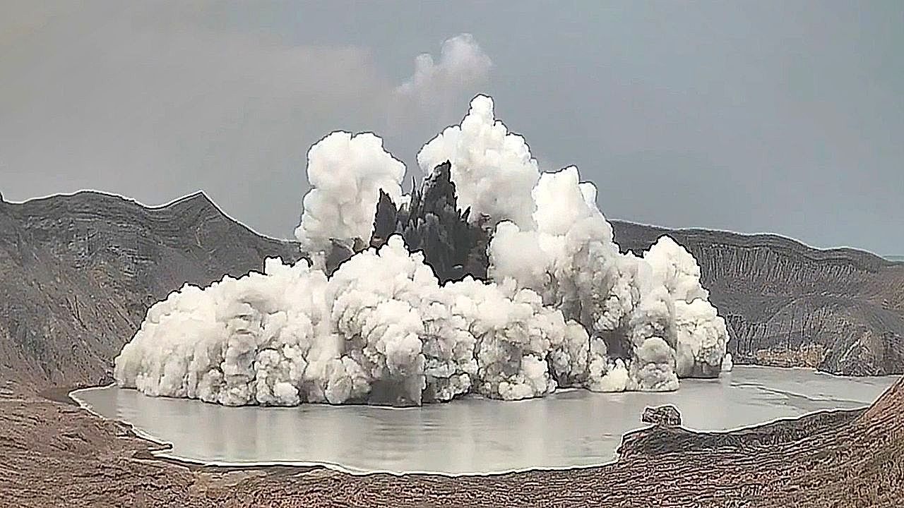 Video: Asche und Dampf: Vulkan Taal bricht auf den Philippinen aus
