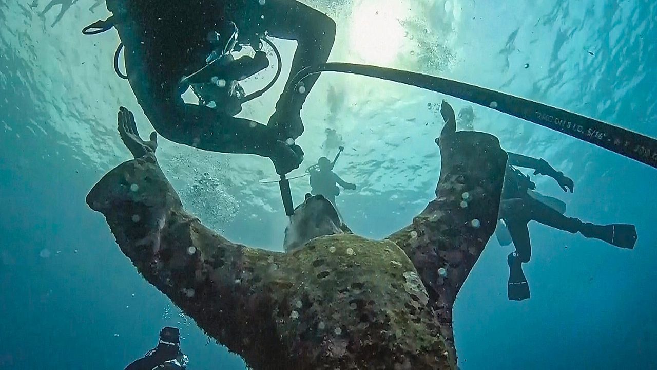 Video: Putztag unter Wasser: Italiens Christus der Abgründe erhält neuen Glanz